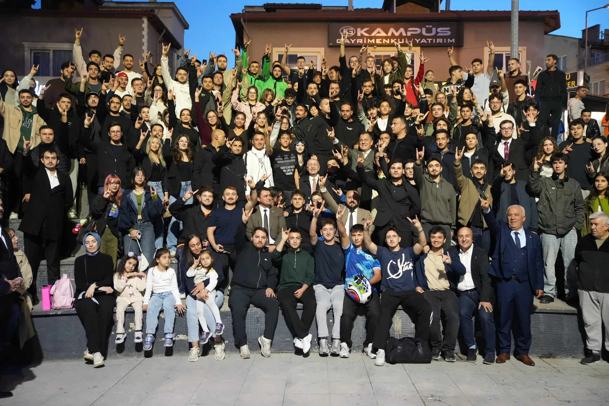 Ümit Özdağ Denizli Amfi Park’ta gençlerle bir araya geldi